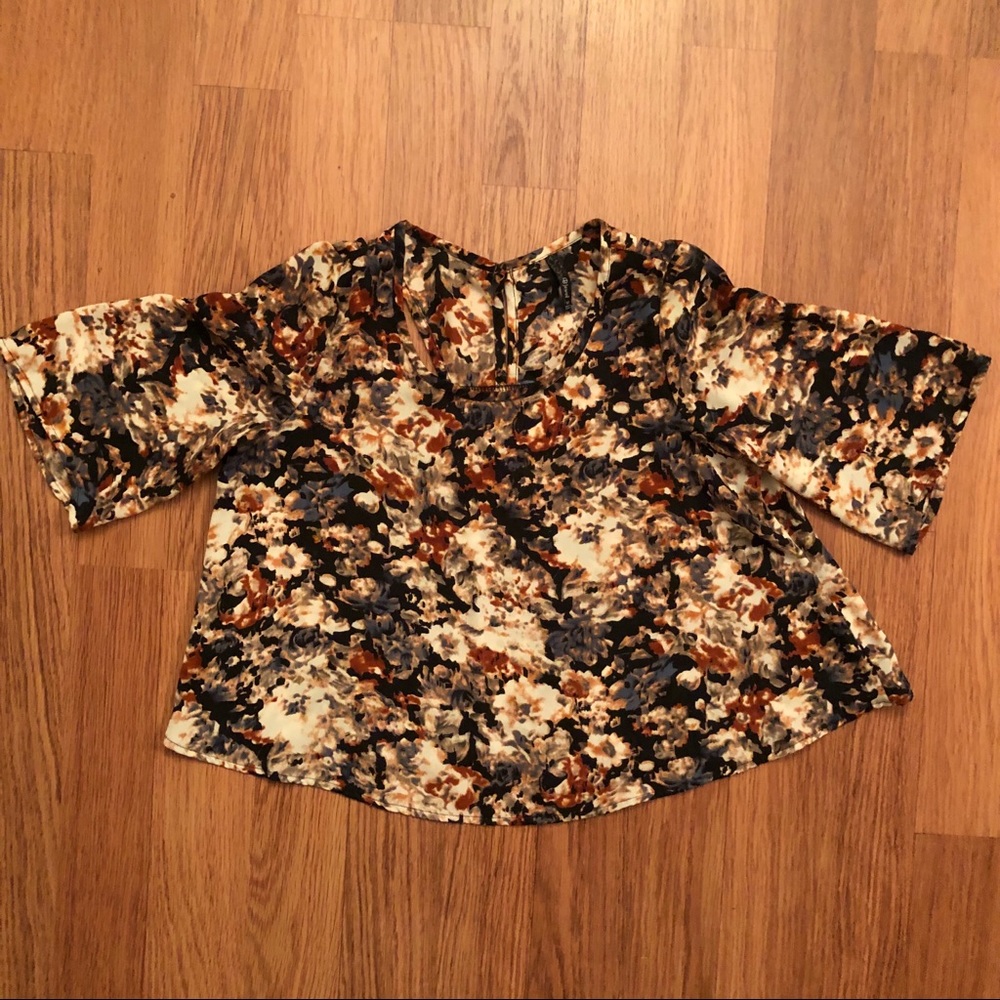 🌸flowy floral crop top with back details!